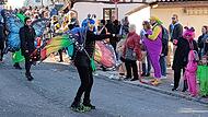 Bunte Schmetterlinge grüßen die Zuschauer.