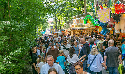 Die unn&ouml;tige Entscheidung, ein Anti-Rassismus-Banner am Annafest k&uuml;nftig nicht mehr aufzuh&auml;ngen, schadet dem Volksfest, argumentiert FT-Redakteur Bjarne Bahrs