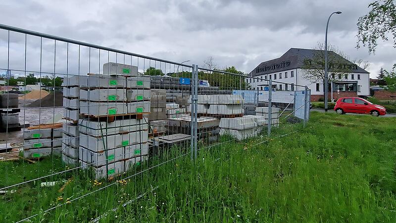 Auf der Baustelle gegenüber der Polizei lagert Baumaterial.
