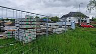 Auf der Baustelle gegenüber der Polizei lagert Baumaterial.