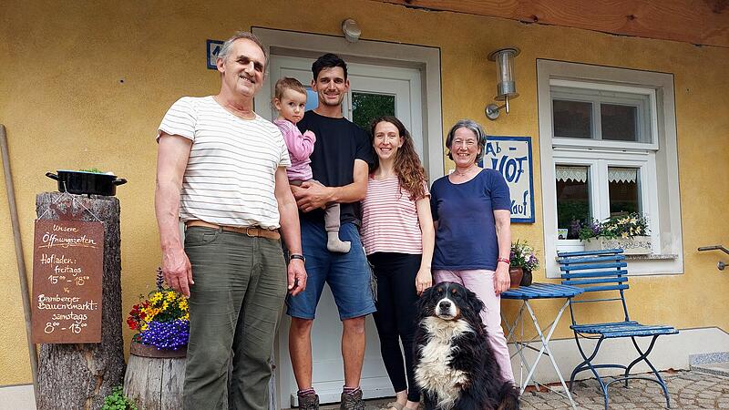 Beim Naturlandhof Wei&szlig; in Laibar&ouml;s hat bereits die n&auml;chste Generation &uuml;bernommen: Sohn Johannes (Mitte) mit Frau Sophia, eingerahmt von Otto und Irene Wei&szlig; und Hofhund Maja.