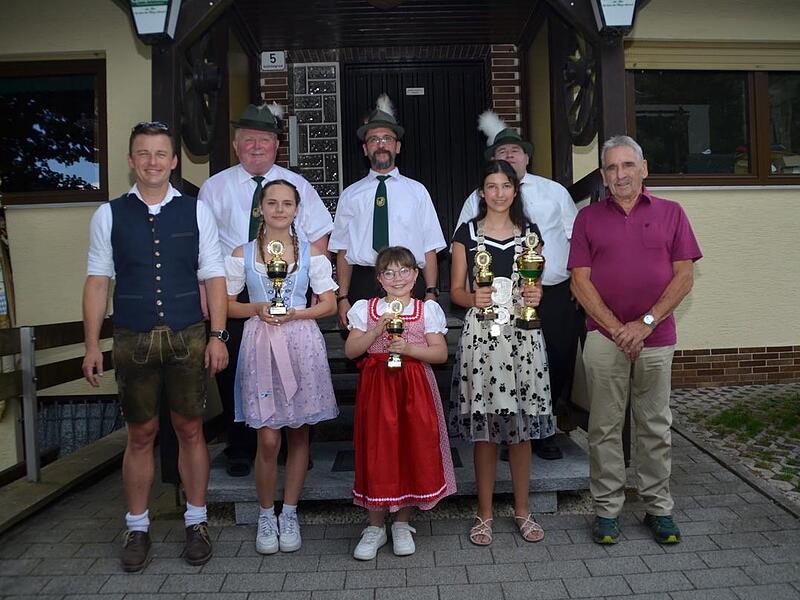 V. l.  Stefan Heinlein,  Reinhold Heinlein, Samira M&uuml;ller (Jugendpokal des B&uuml;rgermeisters), Leander Langguth, Katharina Rebhan (Lichtpunktpokal des B&uuml;rgermeisters), Lena Jung, (Sch&uuml;lerpokal des B&uuml;rgermeisters und Jugendpokal von Karlheinz Kautsch)...
