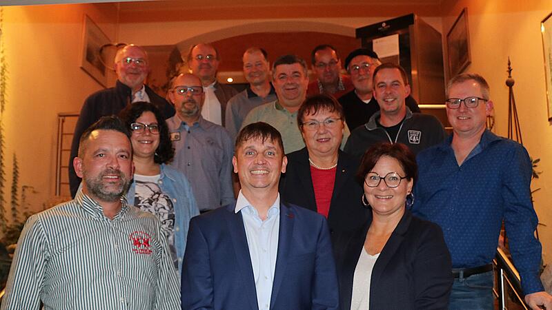 Eine gemeinsame Liste von Freien W&auml;hlern und SPD Wei&szlig;enbrunn wurde f&uuml;r die Kommunalwahlen am 8. M&auml;rz 2026 aufgestellt. Sie wollen daf&uuml;r sorgen, dass Markus Wagner (Bildmitte mit rechts daneben Frau Sabrina) neuer B&uuml;rgermeister wird.