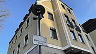 Die Sanierungsarbeiten am Anbau des Landratsamts Bad Kissingen haben begonnen.