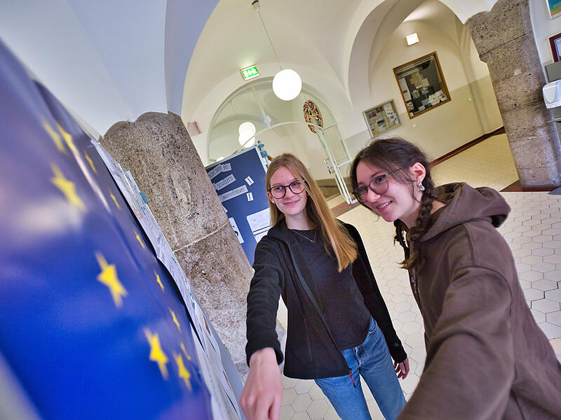 Schülerinnen vom Herder-Gymnasium bei Olaf ScholzForchheim & Fränkische Schweiz Hannah Büttner (links) und Victoria Meyer dürfen 2024 zum ersten Mal bei der Europawahl mitbestimmen.