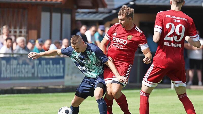 Steinbergs Jannik Thiel macht sich breit und sichert den Ball gegen den Johannisthaler Nico Friedlein.