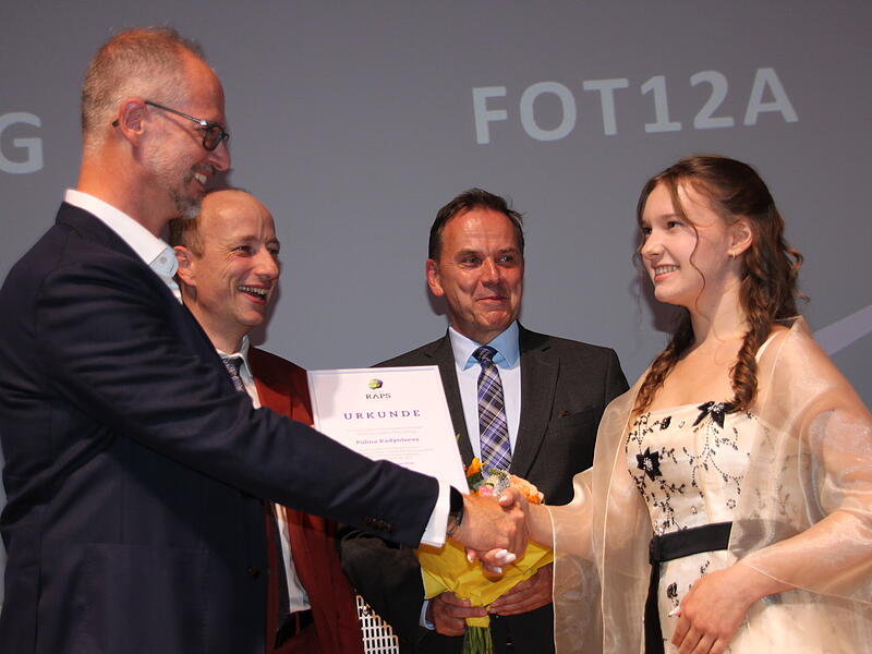Polina Kadyntseva aus Untersteinach ist mit einem Notendurchschnitt von 1,2 die beste Fachabiturientin an der Adalbert-Raps-Schule. Florian Schneider (links), Vorstand Soziales von der Adalbert-Raps-Stiftung, &uuml;berreichen ihr im Beisein von Schulleiter Alexander Battistella (rechts) und seinem Stellvertreter Bertram Unger den mit 1500 Euro dotierten Adalbert-Raps-Preis.