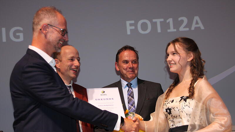 Polina Kadyntseva aus Untersteinach ist mit einem Notendurchschnitt von 1,2 die beste Fachabiturientin an der Adalbert-Raps-Schule. Florian Schneider (links), Vorstand Soziales von der Adalbert-Raps-Stiftung, &uuml;berreichen ihr im Beisein von Schulleiter Alexander Battistella (rechts) und seinem Stellvertreter Bertram Unger den mit 1500 Euro dotierten Adalbert-Raps-Preis.