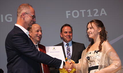 Polina Kadyntseva aus Untersteinach ist mit einem Notendurchschnitt von 1,2 die beste Fachabiturientin an der Adalbert-Raps-Schule. Florian Schneider (links), Vorstand Soziales von der Adalbert-Raps-Stiftung, überreichen ihr im Beisein von Schulleiter Alexander Battistella (rechts) und seinem Stellvertreter Bertram Unger den mit 1500 Euro dotierten Adalbert-Raps-Preis. Polina Kadyntseva aus Untersteinach ist mit einem Notendurchschnitt von 1,2 die beste Fachabiturientin an der Adalbert-Raps-Schule. Florian Schneider (links), Vorstand Soziales von der Adalbert-Raps-Stiftung, überreichen ihr im Beisein von Schulleiter Alexander Battistella (rechts) und seinem Stellvertreter Bertram Unger den mit 1500 Euro dotierten Adalbert-Raps-Preis.