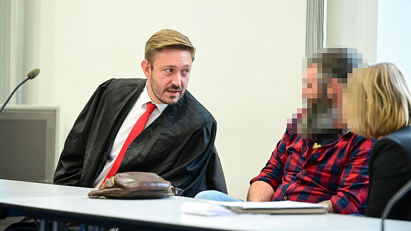 Bamberger Drogenhändler packt aus und kommt frei Ein 40-jähriger Mann aus Bamberg musste sich vor Gericht für Dealerei verantworten – und verließ den Gerichtssaal als freier Mann. Links Verteidiger Rechtsanwalt Maximilian Glabasnia.