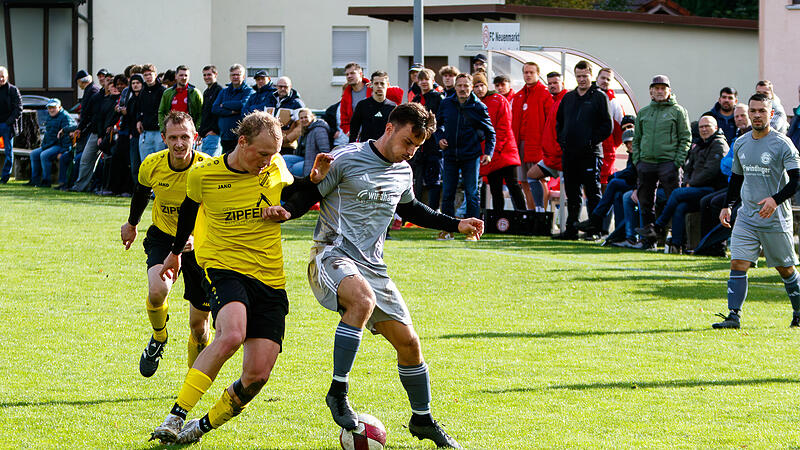 Der zweifache Neuenmarkter Torschütze Cedric Forkel (rechts) lässt den Ködnitzer Benjamin Hahn aussteigen.