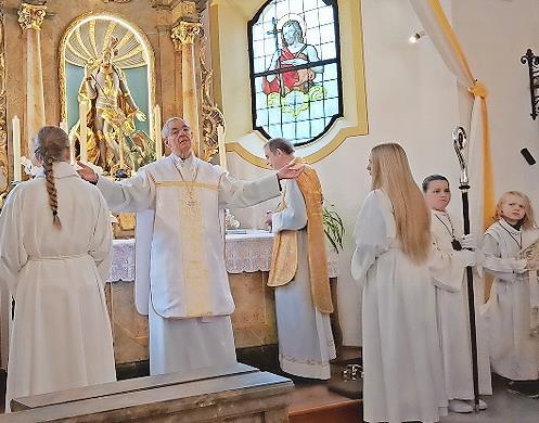 Alterzbischof Ludwig Schick und Pfarrer Christian Kaiser zelebrierten das feierliche Hochamt bei der 100-Jahr-Feier der Kirche St. Georg in Oberngrub.