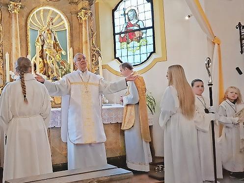 Alterzbischof Ludwig Schick und Pfarrer Christian Kaiser zelebrierten das feierliche Hochamt bei der 100-Jahr-Feier der Kirche St. Georg in Oberngrub.
