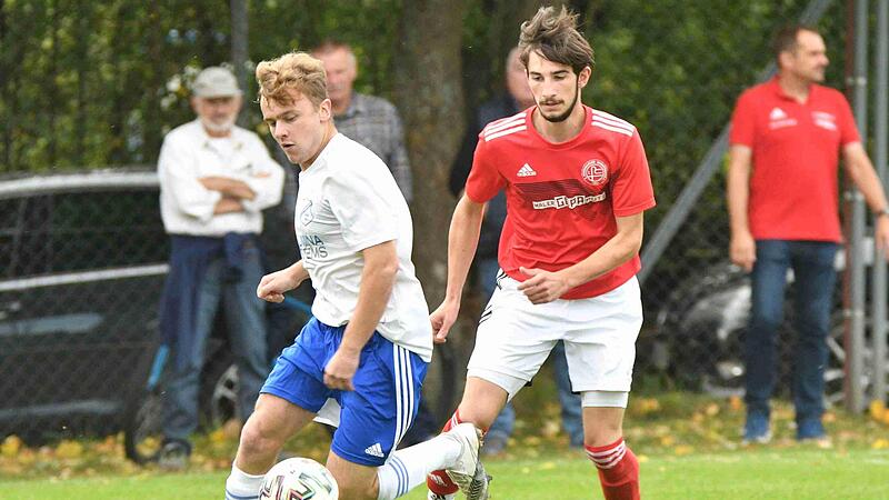 Marius Schmitter (re.) &ndash; hier gegen den Lettenreuther Jannik Spielmann &ndash; will mit Marktgraitz den Klassenerhalt schaffen.