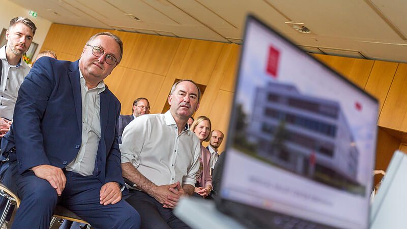 Hubert Aiwainger im Medical Valley CenterForchheim & Fränkische Schweiz Auf Einladung von Parteikollegen Manfred Hümmer (links) ist Bayerns Wirtschaftsminister Hubert Aiwanger nach Forchheim gekommen - schon wieder.