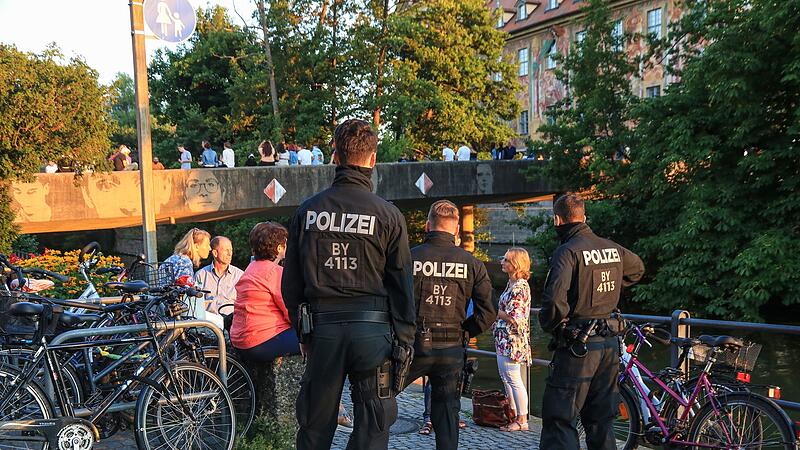 Weil sich die Untere Br&uuml;cke in Bamberg zum Party-Hotspot entwickelt hat, muss regelm&auml;&szlig;ig die Polizei eingreifen.
