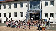 Zum Schulfest wurden alle Kinder und Besucher begrüßt. Zum Schulfest wurden alle Kinder und Besucher begrüßt.