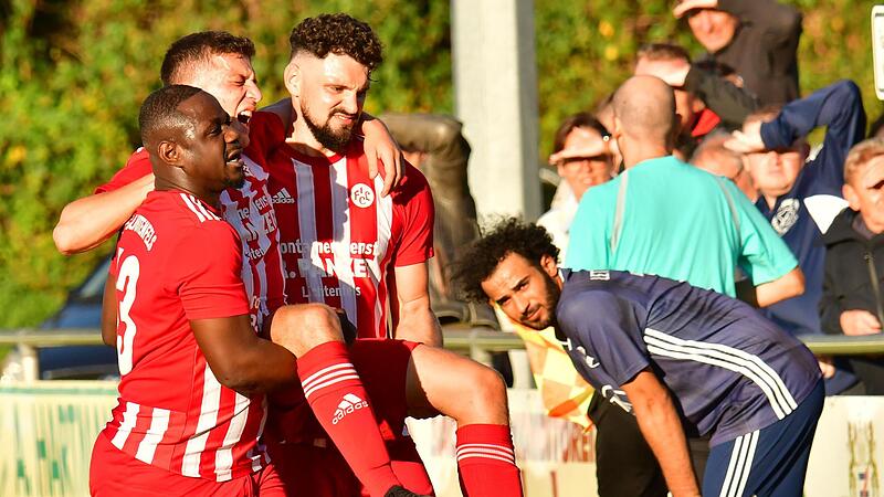 Bis zur totalen Ersch&ouml;pfung gek&auml;mpft: Der Lichtenfelser Siegtorsch&uuml;tze Endrit Mehiqi muss kurz vor Schluss in Lettenreuth von seinen Teamkollegen Yaya Keita (links) und Antonio Pranjic (rechts) mit Kr&auml;mpfen in beiden Beinen vom Platz getragen werd...