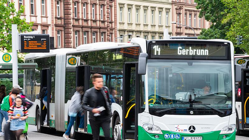 Am W&uuml;rzburger Busbahnhof starten die Busse in die Region. Ab 2025 soll die &Ouml;PNV-Benutzung durch die Ausweitung des Verkehrsverbunds auf gro&szlig;e Teile Unterfrankens attraktiver werden.&nbsp; &nbsp;