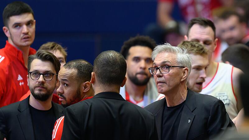 Gordon Herbert (rechts) mit seinem Team beim Top Four in Wei&szlig;enfels. In welcher Besetzung werden die M&uuml;nchner am Dienstag in Bamberg antreten?