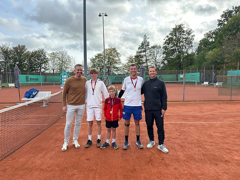 V.links: Sebastian Schübert (Abteilung Tennis FC), Justus Jaksch (2. Platz Herren), Jaro Pucher (U12 Landkreismeister), Richard Pucher (Landkreismeister Herren) und Dominik Neugebauer (Vorstand Sport FC)