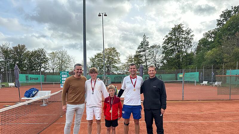 V.links: Sebastian Schübert (Abteilung Tennis FC), Justus Jaksch (2. Platz Herren), Jaro Pucher (U12 Landkreismeister), Richard Pucher (Landkreismeister Herren) und Dominik Neugebauer (Vorstand Sport FC)