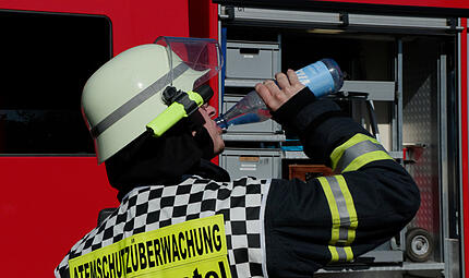 Wichtig und richtig: Wasserpause bei der Feuerwehr (Symbolbild).