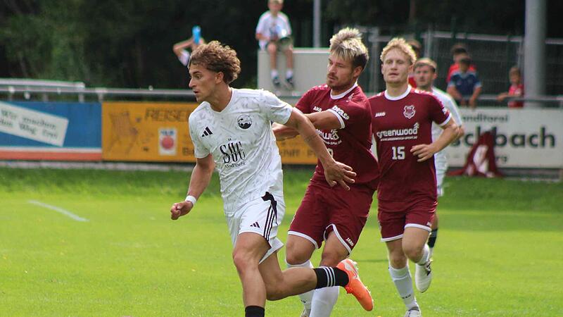 Jason Geißendörfer (weißes Trikot) wird nach dreiwöchiger Zwangspause am Sonntag voraussichtlich in den Coburger Kader zurückkehren. Jason Geißendörfer (weißes Trikot) wird nach dreiwöchiger Zwangspause am Sonntag voraussichtlich in den Coburger Kader zurückkehren.