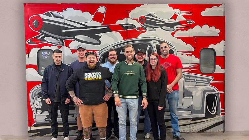 Zusammen mit seiner Freundes- und Kollegengruppe &bdquo;OFSP&ldquo; veranstaltete Marco Behl ein Oldtimer und Tuning Treff bei seiner Werkstatt in Wachenroth. Alle Einnahmen des Events sollen nun an Integra Mensch gespendet werden. Zu sehen sind (v. l.) Paul D&uuml;rst, Lukas Philipp, Marco Behl, Florian Nistler, Benedikt Whopperer, Steffen Marks, Nina Braun und Christoph Kutscher.