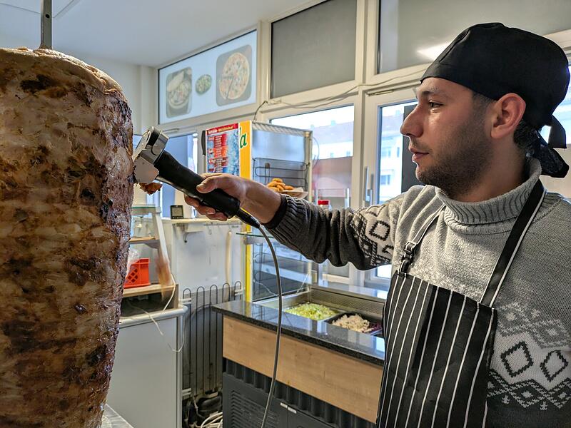 Baraa Saegh schneidet Fleisch