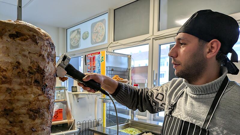 Baraa Saegh schneidet Fleisch