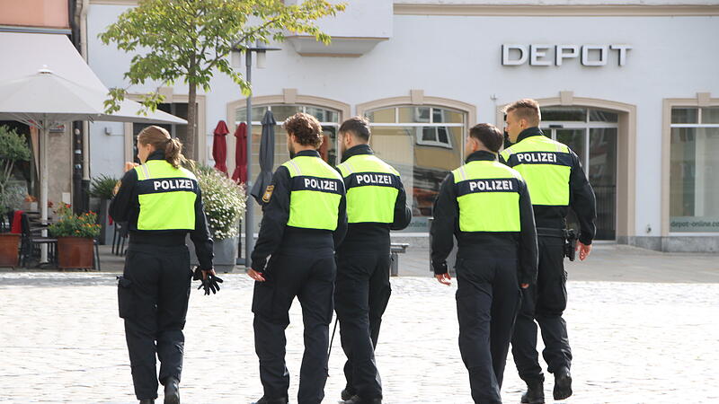 Gro&szlig;einsatz der Polizei in Coburger Innenstadt: Nach einem T&ouml;tungsdelikt, das sich vor Wochenfrist in einer Wohnung in der Rosengasse ereignet hat, wird noch immer nach der Tatwaffe gesucht.