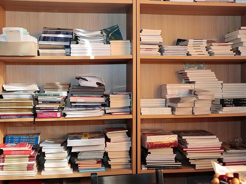 &Uuml;ber 190 B&uuml;cher hat Erich Wei&szlig; inzwischen ver&ouml;ffentlicht. Eine Auswahl davon bewahrt er in einem Schrank im Arbeitszimmer auf.