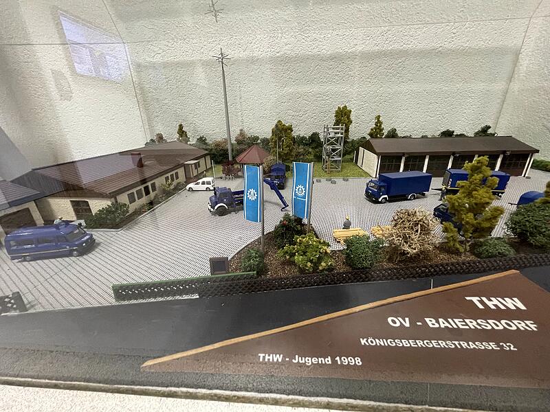 THW Baiersdorf Das THW-Gelände in Baiersdorf im Modell: Die Gebäude stammen aus den 1970er Jahren und sind heute zu klein für mehr als 100 Ehrenamtliche und die viele Fahrzeuge.