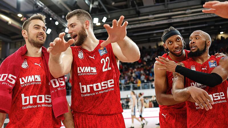 Gute Laune nach dem m&uuml;hsamen 75:72-Erfolg &uuml;ber Frankfurt bei (von links) Tomas Kyzlink, Martinas Geben, Akil Mitchell und Chris Dowe