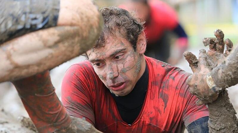 "Ich will das machen, was andere auch k&ouml;nnen. Es gibt f&uuml;r alles eine L&ouml;sung", sagt Johannes Grasser (31) aus Bamberg. Trotz seiner Behinderung l&auml;sst er sich nicht stoppen, nimmt am Mud Masters teil und will den Zuckerhut hinaufklettern.  Und bald ist er die Hauptfigur in einem Kino-Film.