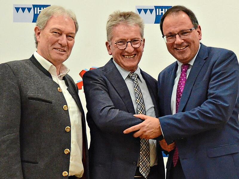 Es war die letzte Abschlussfeier, die IHK-Vizepr&auml;sident Hans Rebhan (Mitte) geleitet hat. F&uuml;r seine gro&szlig;artigen Leistungen dankten ihm Staatssekret&auml;r Martin Sch&ouml;ffel (rechts) und Landrat Klaus L&ouml;ffler.K.- H. Hofmann