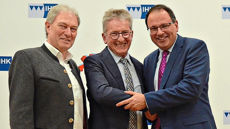 Es war die letzte Abschlussfeier, die IHK-Vizepräsident Hans Rebhan (Mitte) geleitet hat. Für seine großartigen Leistungen dankten ihm Staatssekretär Martin Schöffel (rechts) und Landrat Klaus Löffler.K.- H. Hofmann Es war die letzte Abschlussfeier, die IHK-Vizepräsident Hans Rebhan (Mitte) geleitet hat. Für seine großartigen Leistungen dankten ihm Staatssekretär Martin Schöffel (rechts) und Landrat Klaus Löffler.K.- H. Hofmann