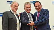 Es war die letzte Abschlussfeier, die IHK-Vizepräsident Hans Rebhan (Mitte) geleitet hat. Für seine großartigen Leistungen dankten ihm Staatssekretär Martin Schöffel (rechts) und Landrat Klaus Löffler.K.- H. Hofmann Es war die letzte Abschlussfeier, die IHK-Vizepräsident Hans Rebhan (Mitte) geleitet hat. Für seine großartigen Leistungen dankten ihm Staatssekretär Martin Schöffel (rechts) und Landrat Klaus Löffler.K.- H. Hofmann