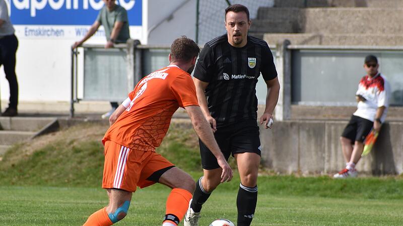 Vestenbergsgreuths Fabian Haag (r.), Torsch&uuml;tze zum 1:0, marschiert an der Verteidigung der SG He&szlig;dorf II vorbei.
