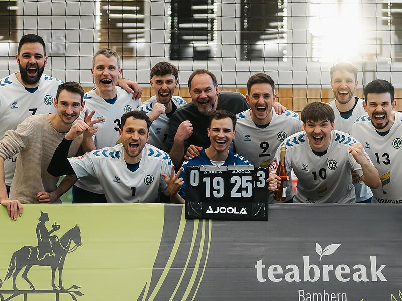 Die Memmelsdorfer um Spielertrainer Nicolai Kracht (hinten links) freuen sich &uuml;ber Meisterschaft und Aufstieg.