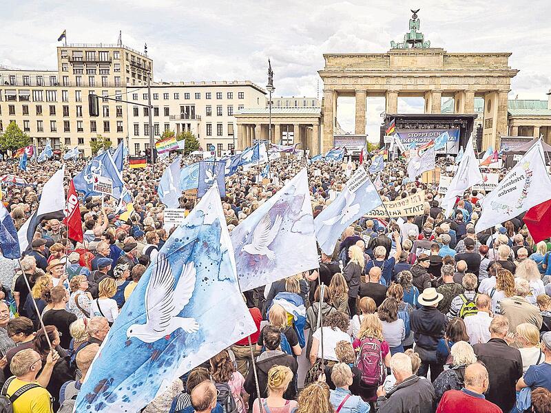 Tausende haben vor dem Brandenburger Tor in Berlin gegen den Krieg im Gazastreifen demonstriert und „Frieden statt Wettrüsten“ gefordert.