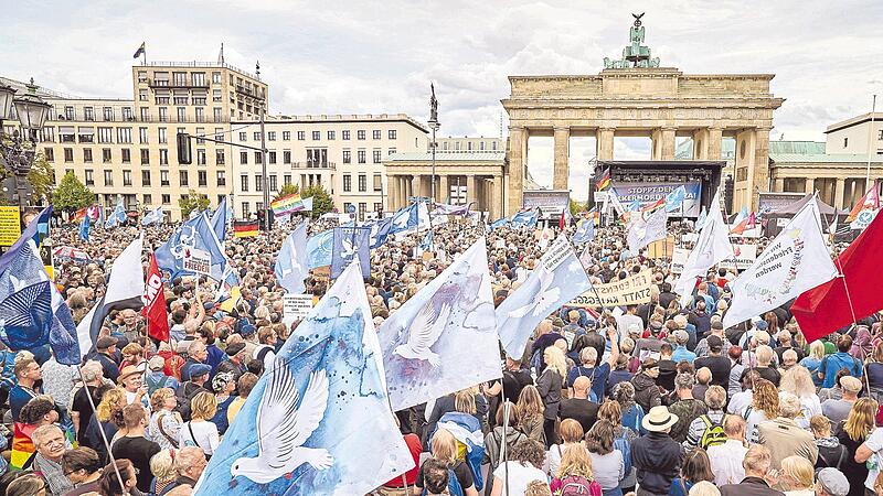 Tausende haben vor dem Brandenburger Tor in Berlin gegen den Krieg im Gazastreifen demonstriert und „Frieden statt Wettrüsten“ gefordert. Tausende haben vor dem Brandenburger Tor in Berlin gegen den Krieg im Gazastreifen demonstriert und „Frieden statt Wettrüsten“ gefordert.