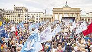 Tausende haben vor dem Brandenburger Tor in Berlin gegen den Krieg im Gazastreifen demonstriert und „Frieden statt Wettrüsten“ gefordert.
