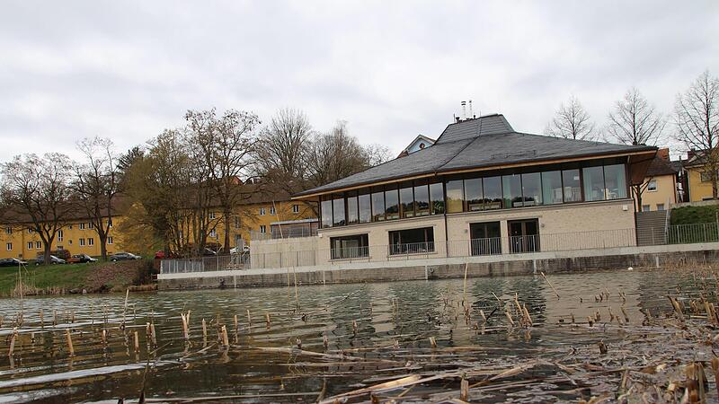 Das &bdquo;Haus am See&ldquo; im Coburger Stadtteil W&uuml;stenahorn wurde im September 2020 er&ouml;ffnet &ndash; also noch mitten in der Corona-Pandemie. Seine ganze Strahlkraft kann es erst jetzt so richtig entfalten.