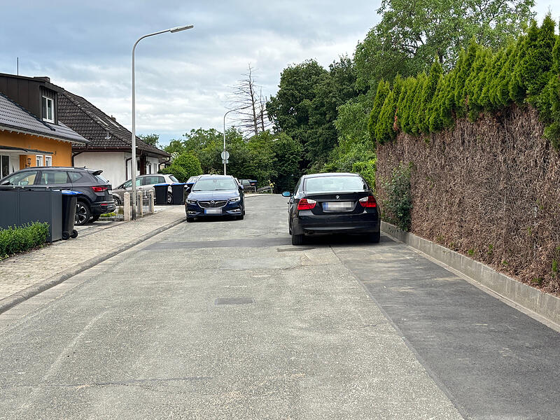 Auf der Umleitung herrscht kein Parkverbot. Parkende Autos am Straßenrand sollen helfen, den Verkehr zu verlangsamen.Forchheim & Fränkische Schweiz Auf der Umleitung herrscht kein Parkverbot. Parkende Autos am Straßenrand sollen helfen, den Verkehr zu verlangsamen.