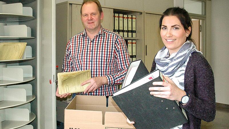 Immer wieder hie&szlig; es f&uuml;r Abteilungen des Landratsamts in Ha&szlig;furt in den vergangenen Jahren Kisten packen und umziehen, weil die Verwaltung aus allen N&auml;hten platzte. Im M&auml;rz 2017 zog die Zulassungsstelle in Ha&szlig;furt &ndash; hier Leiter Mathias Ullrich und...