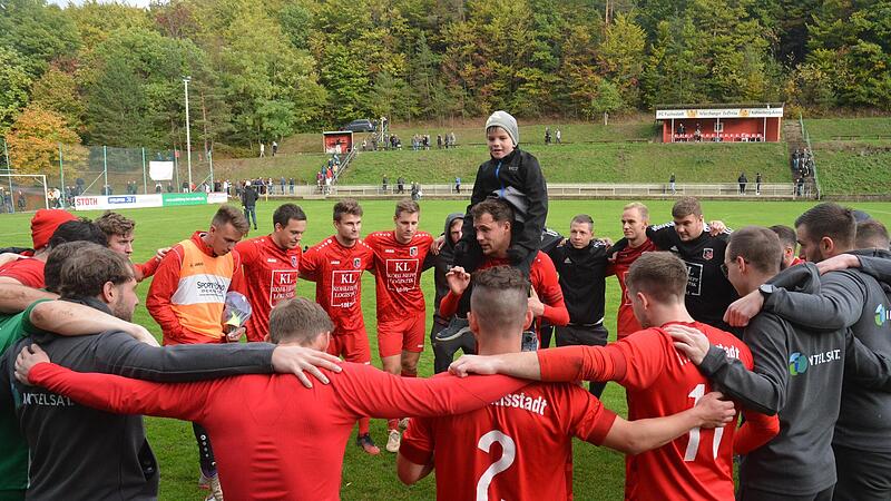 Bleiben trotz der Erfolgswelle beim Landesligisten FC Fuchsstadt auf dem Boden. Philipp Pfeuffer (Mitte) scheint hier seinen Mannschaftskameraden eindringlich ins Gewissen zu reden. Bleiben trotz der Erfolgswelle beim Landesligisten FC Fuchsstadt auf dem Boden. Philipp Pfeuffer (Mitte) scheint hier seinen Mannschaftskameraden eindringlich ins Gewissen zu reden.
