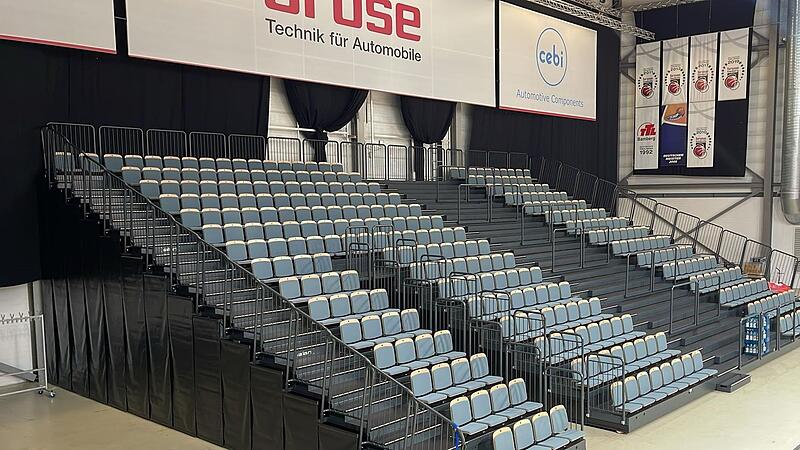 Die neue Zusatztrib&uuml;ne S&uuml;d weist 325 Sitz- und 232 Stehpl&auml;tze auf und l&auml;sst sich elektronisch ein- und ausfahren.