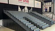 Die neue Zusatztribüne Süd weist 325 Sitz- und 232 Stehplätze auf und lässt sich elektronisch ein- und ausfahren.